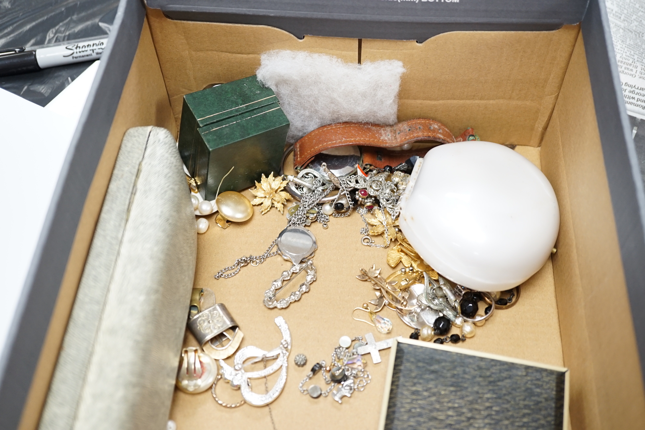 A quantity of assorted jewellery, including silver, 925 and costume.